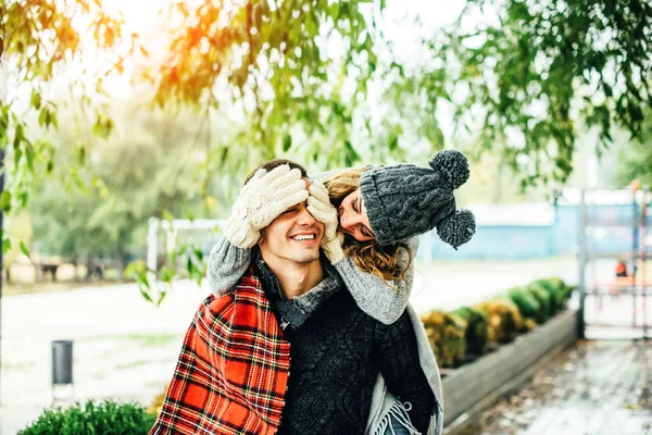 Gelukkig jong paar in liefde — Stockfoto