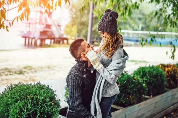 Feliz joven pareja enamorada —  Fotos de Stock