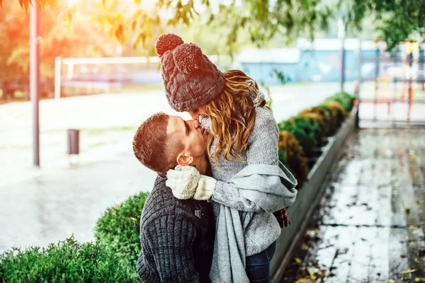 Feliz jovem casal apaixonado — Fotografia de Stock