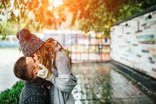 Gelukkig jong paar in liefde — Stockfoto