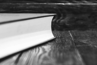 ahşap zemin üzerinde Vintage Kitap