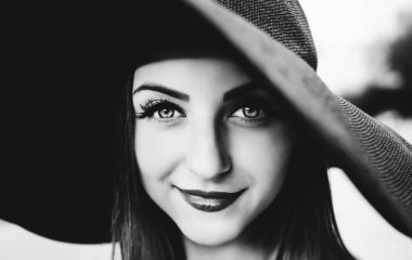 Siyah şapkalı sahilde genç güzel kadın