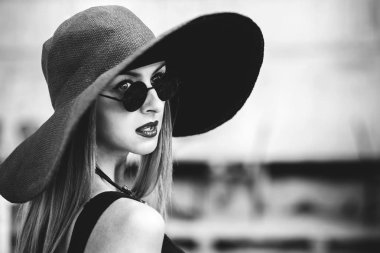 Genç ve güzel kız siyah mayo