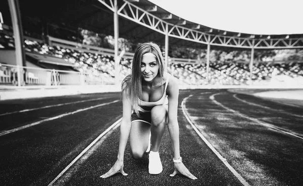 Séance d'entraînement fille sur le stade — Photo