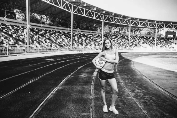 Dziewczyna trening na stadionie — Zdjęcie stockowe