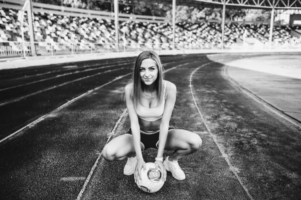 Treino de menina no estádio — Fotografia de Stock