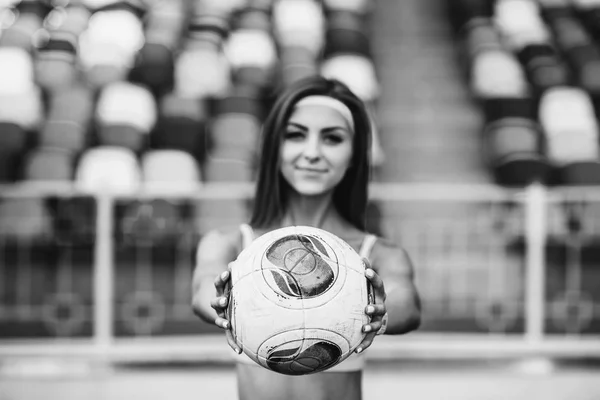 Treino de menina no estádio — Fotografia de Stock