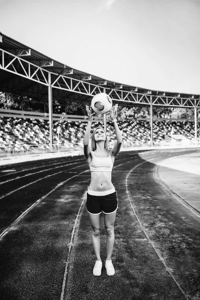 Ragazza allenamento sullo stadio — Foto Stock