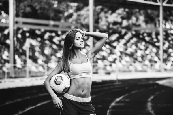 女孩在体育场上锻炼 — 图库照片