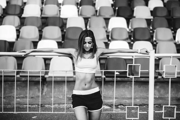 Dívka cvičení na stadionu — Stock fotografie