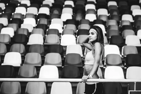 Treino de menina no estádio — Fotografia de Stock