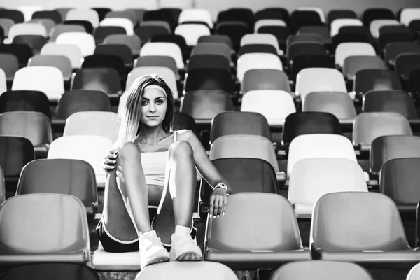 Fille en short assis sur le stade — Photo