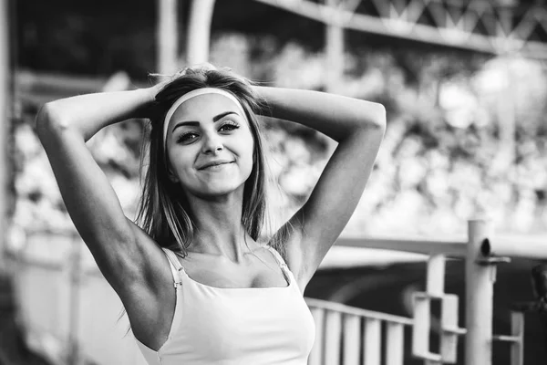 Ragazza allenamento sullo stadio — Foto Stock