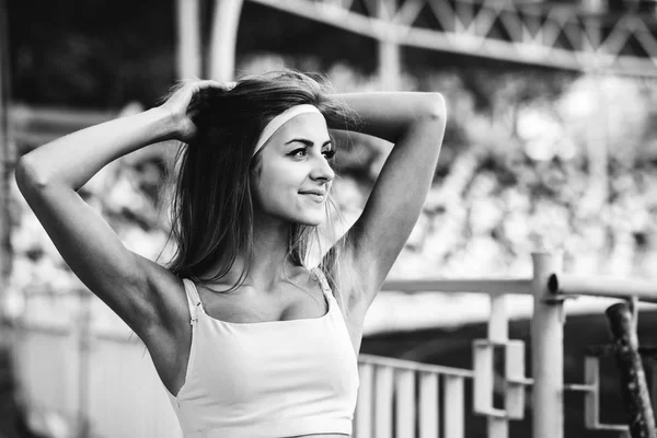 Meisje workout op stadion — Stockfoto