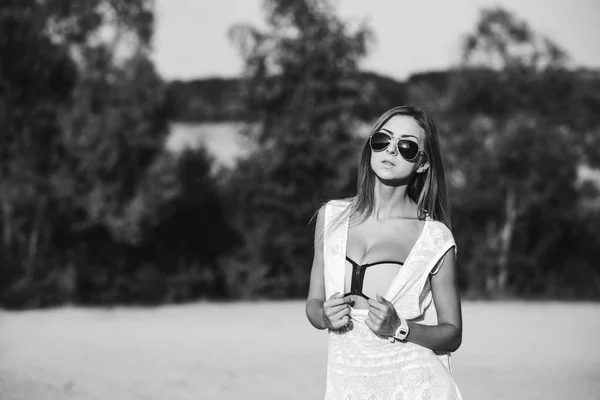 Menina ajuste desportivo ao ar livre na praia — Fotografia de Stock