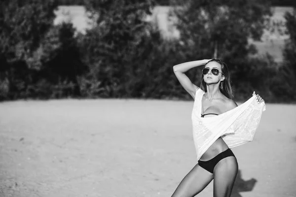 Sportieve fit meisje buiten op het strand — Stockfoto