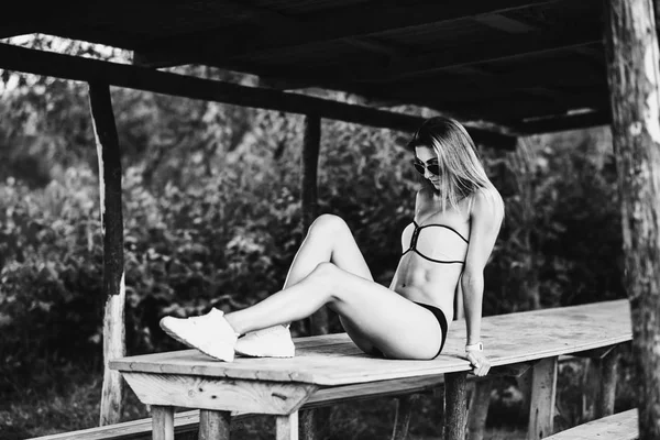 Sporty passen meisje buiten zittend op de tafel — Stockfoto