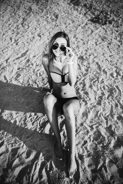 해변에서 야외 스포티 맞는 여자 — 스톡 사진