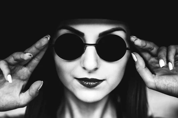 Portrait of pretty girl in black hat outdoor — Stock Photo, Image