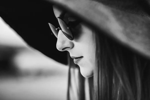 Nahaufnahme Porträt eines hübschen Mädchens mit schwarzem Hut — Stockfoto