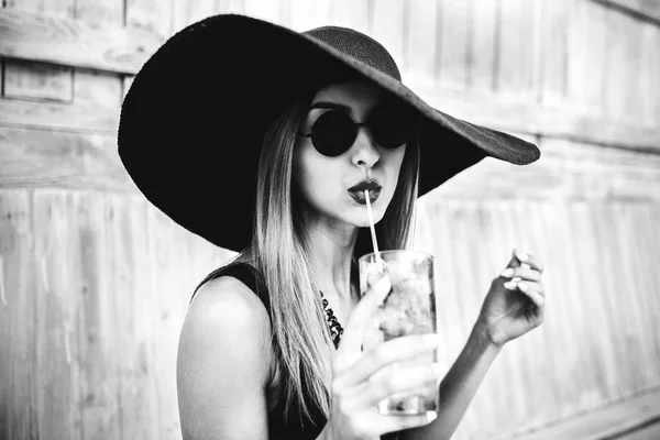 Menina bonita beber coquetel frio — Fotografia de Stock