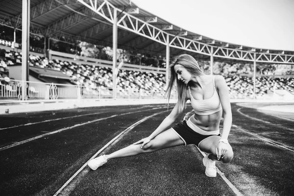 Dívka cvičení na stadionu — Stock fotografie