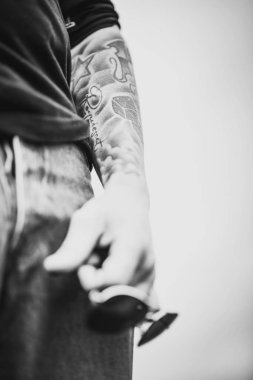 Adam yüksek binanın çatı üzerinde