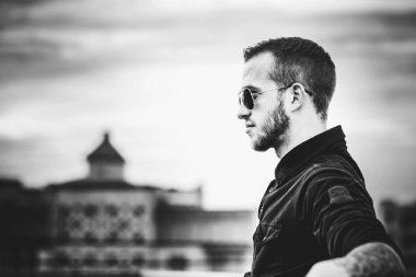 Adam yüksek binanın çatı üzerinde