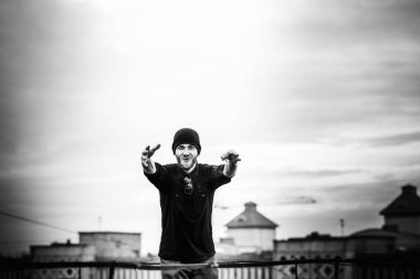 Adam yüksek binanın çatı üzerinde