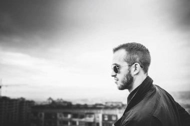 Adam yüksek binanın çatı üzerinde