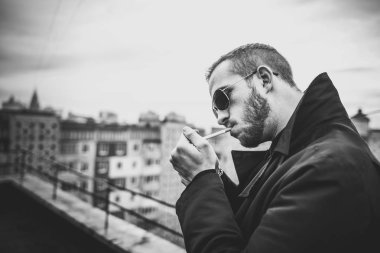 Adam yüksek binanın çatı üzerinde