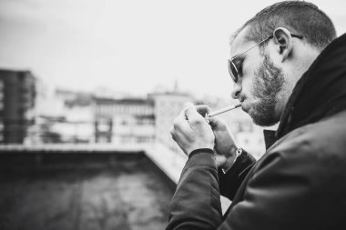 Adam yüksek binanın çatı üzerinde