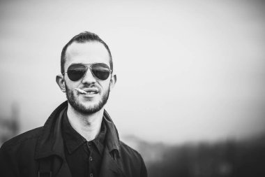 Adam yüksek binanın çatı üzerinde