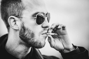 Adam yüksek binanın çatı üzerinde