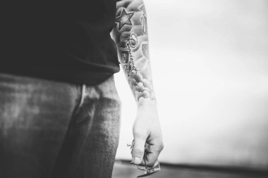 Adam yüksek binanın çatı üzerinde