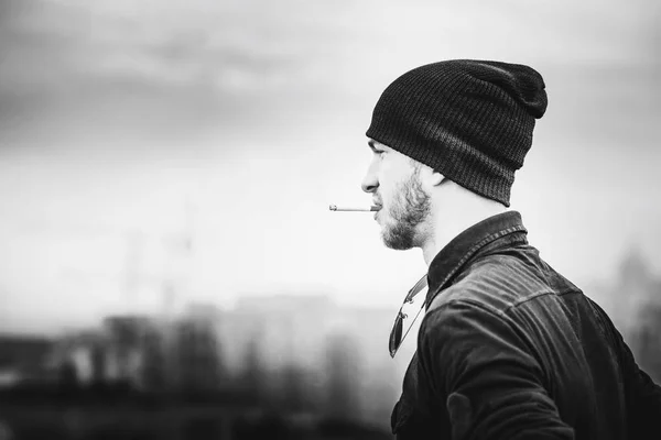 Man on the roof of the high building — Stock Photo, Image