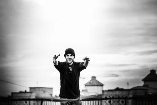 Man on the roof of the high building — Stock Photo, Image