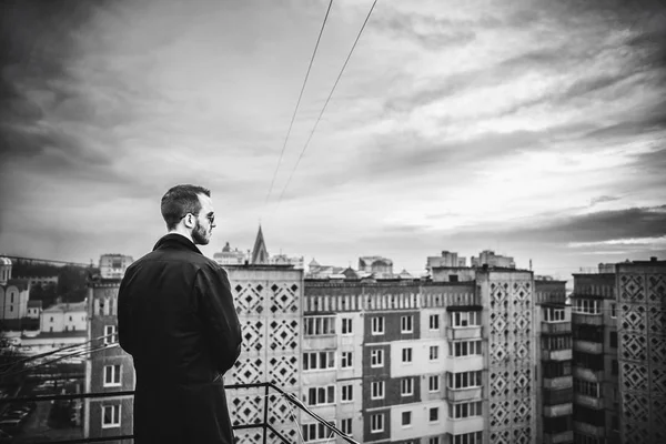 Hombre en el techo del edificio alto — Foto de Stock