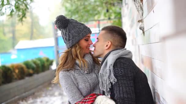 Verliebtes Paar im Freien, Zeitlupe — Stockvideo