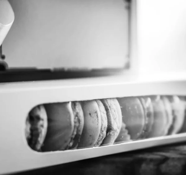 Kutusunda tatlı macaroons — Stok fotoğraf