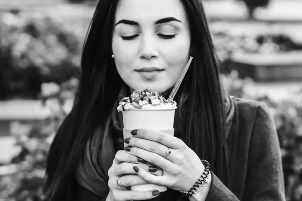 Morena chica disfrutando de café postre — Foto de Stock