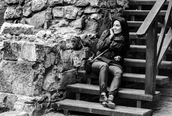 Девушка сидит на лестнице с телефоном — стоковое фото