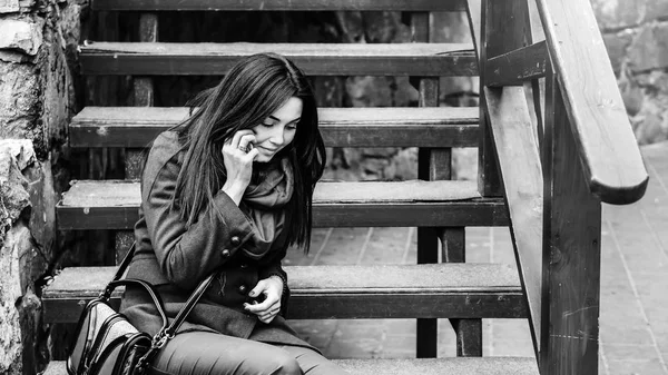 Chica sentada en las escaleras con teléfono —  Fotos de Stock