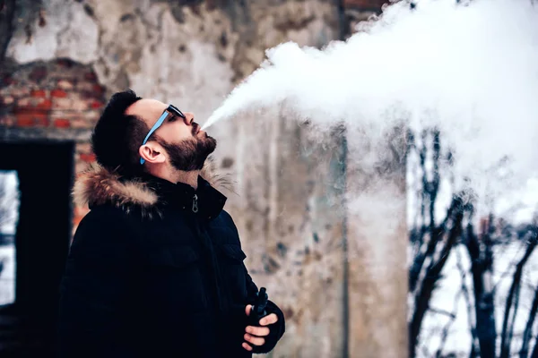 Человек, курящий электронную сигарету — стоковое фото