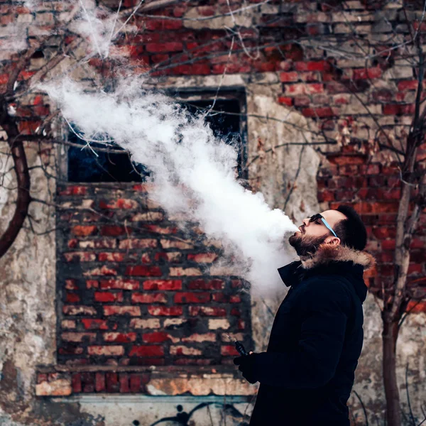 Man  smoking  electronic cigarette — Stock Photo, Image