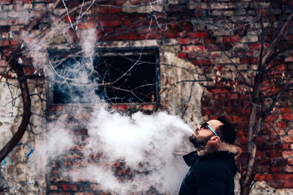 Man merokok rokok elektronik — Stok Foto