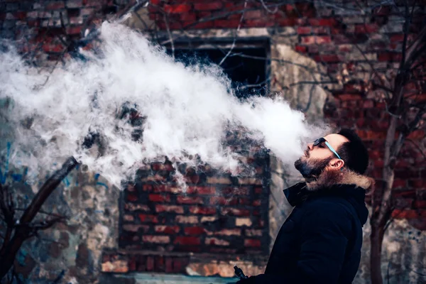 Homem fumando cigarro eletrônico — Fotografia de Stock