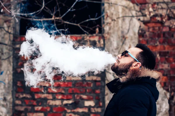 Homem fumando cigarro eletrônico — Fotografia de Stock