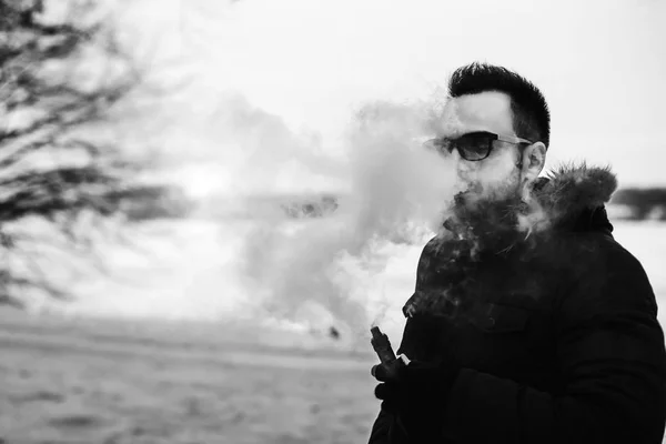 Az ember a dohányzás elektronikus cigaretta — Stock Fotó