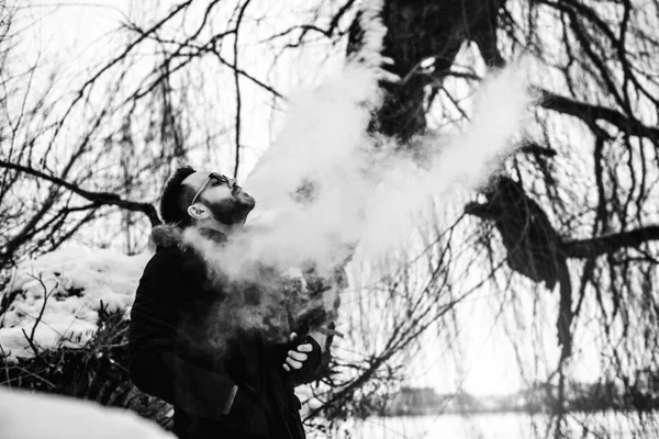 Adam sigara elektronik sigara — Stok fotoğraf